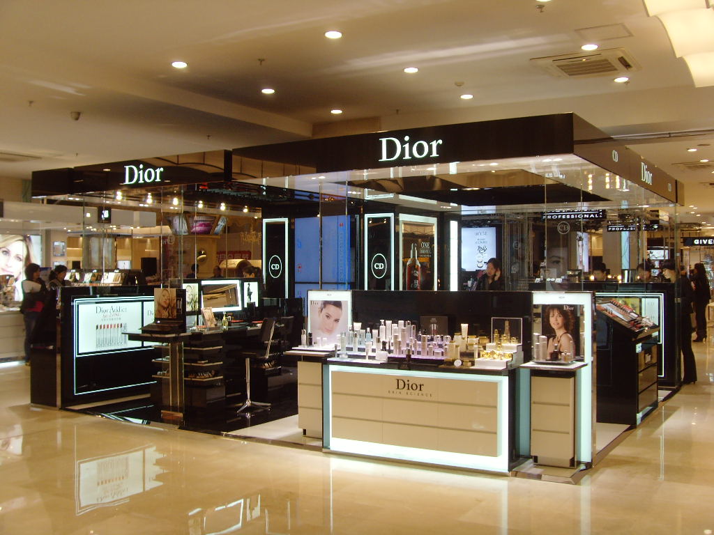 Dior channel letter-letter signed-Dior kiosk-Dior showcase-Door counter