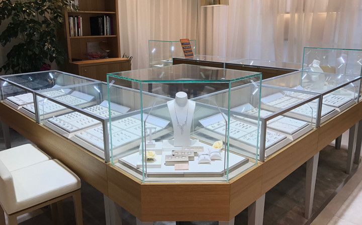 LED standing lighting in Jewelry store